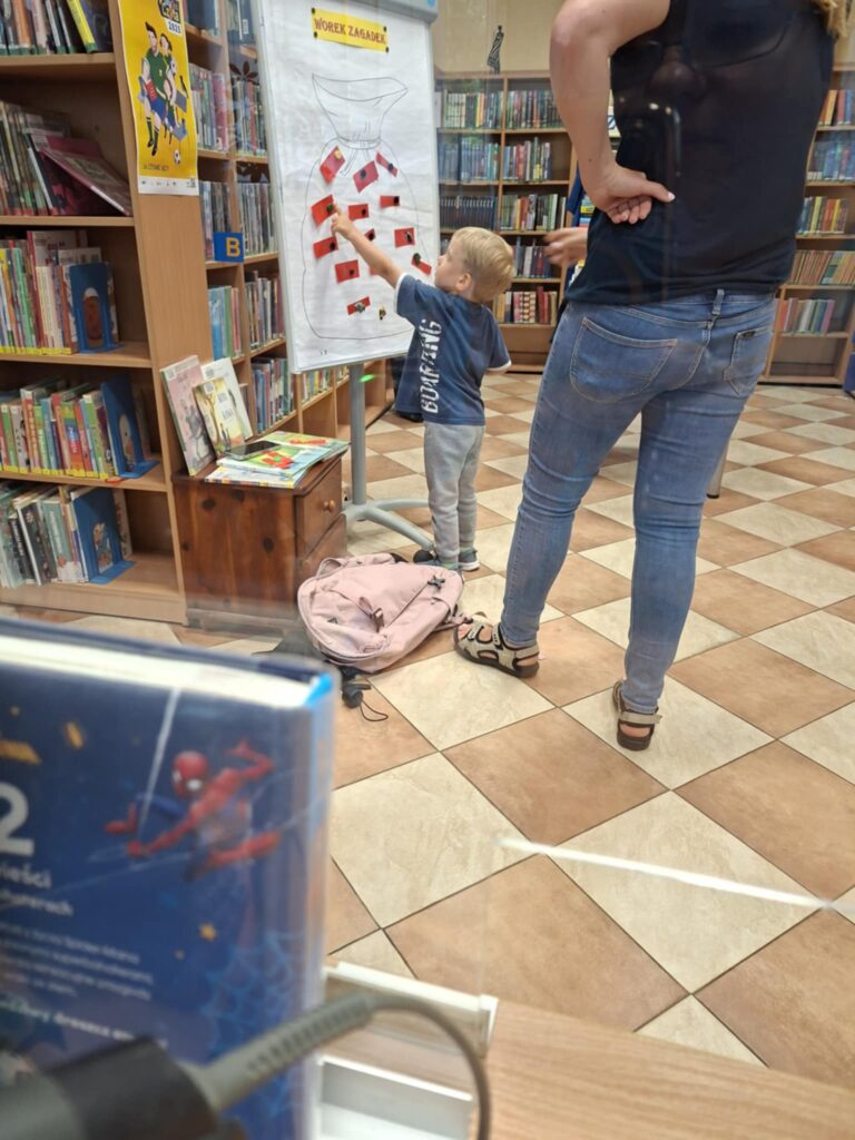 worek zagadek - dzieci w bibliotece rozwiązywały zagadki