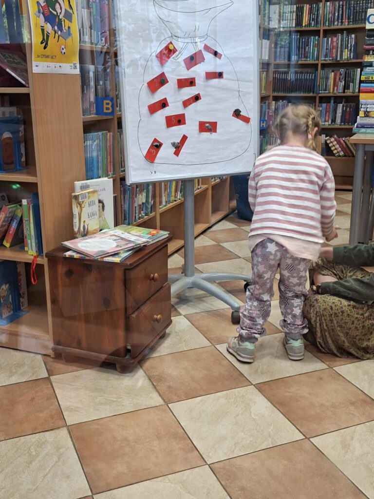worek zagadek - dzieci w bibliotece rozwiązywały zagadki