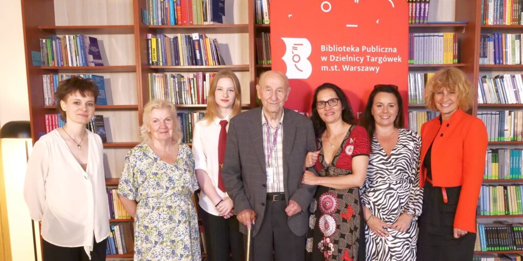 zdjęcie pracowników biblioteki z Czesławem Lewandowskim, Powstańcem Warszawskim