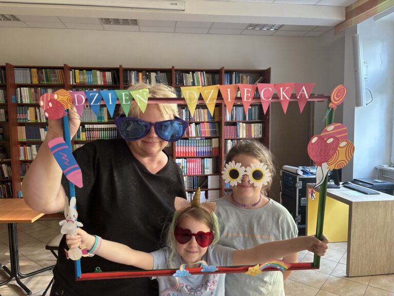 dzieci pozują do zdjęć, stojąc w kolorowej dużej ramce