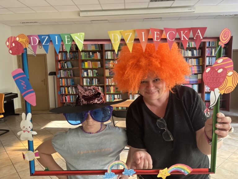 dzieci pozują do zdjęć, stojąc w kolorowej dużej ramce