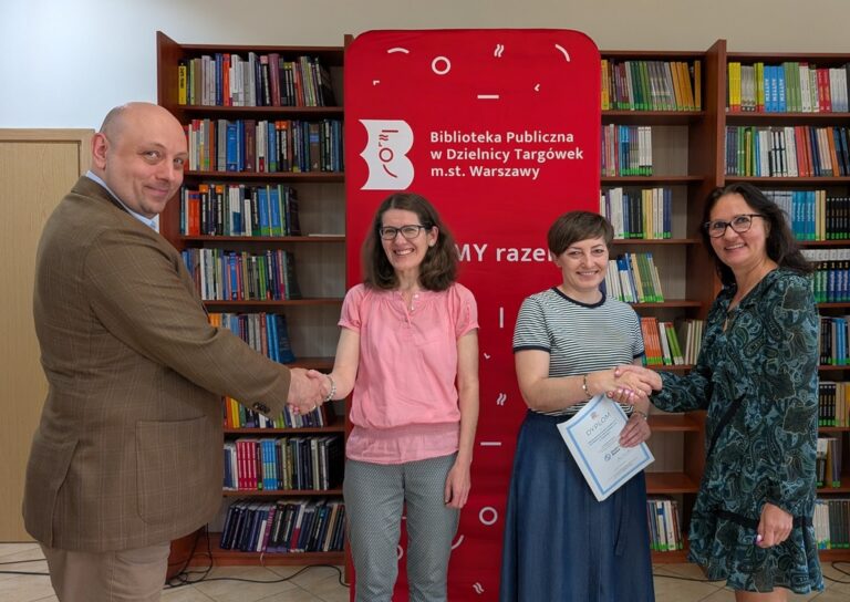 dyrekcja biblioteki gratuluje kierowniczkom bibliotek na Bazyliańskiej