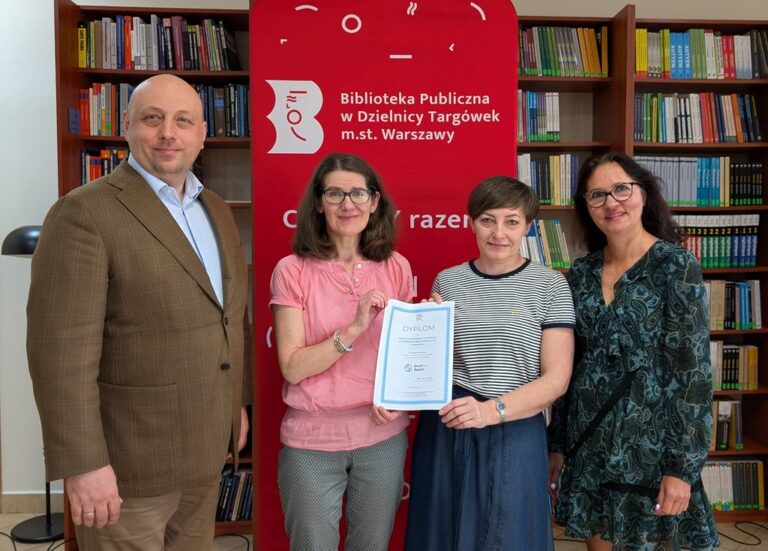 dyrekcja biblioteki gratuluje kierowniczkom bibliotek na Bazyliańskiej