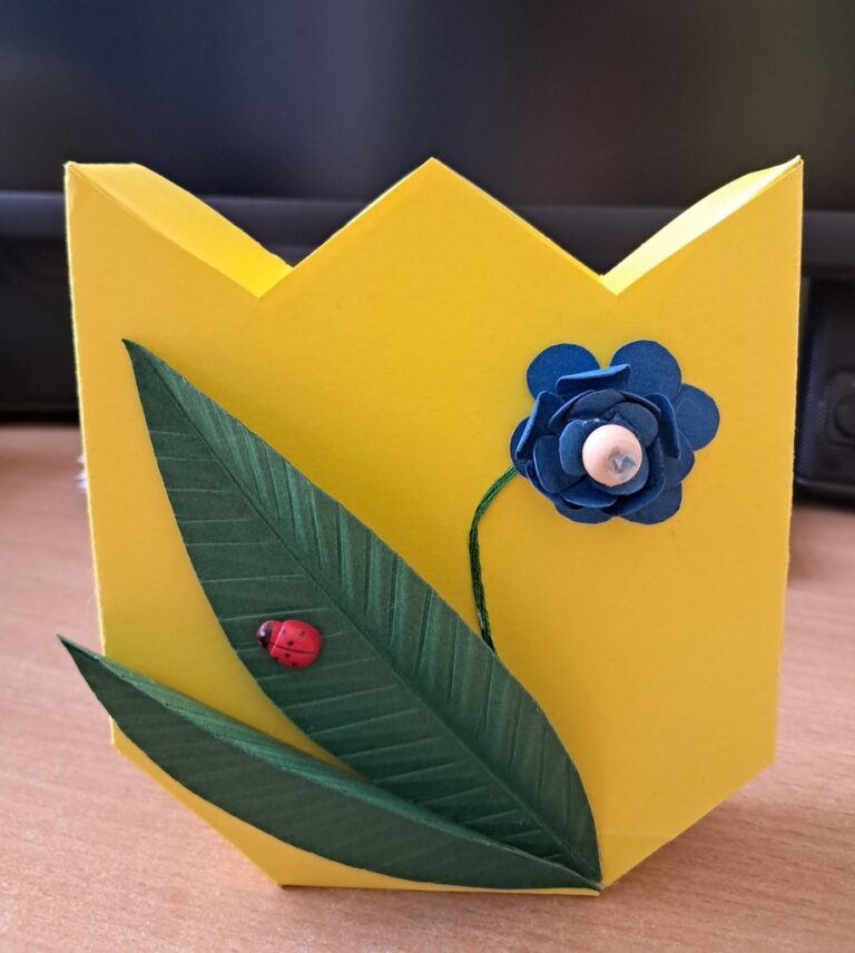 warsztaty tworzenia tulipanów z kartonu