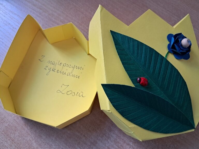 warsztaty tworzenia tulipanów z kartonu