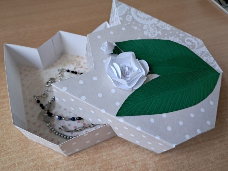 warsztaty tworzenia tulipanów z kartonu