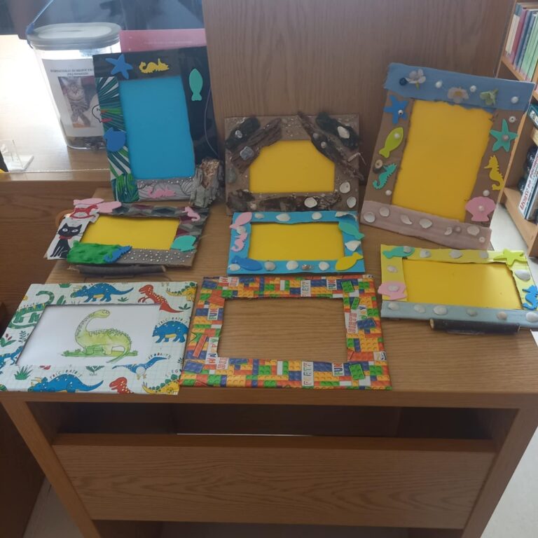 biblioteczne zajęcia dla dzieci - tworzenie ramek na zdjęcia