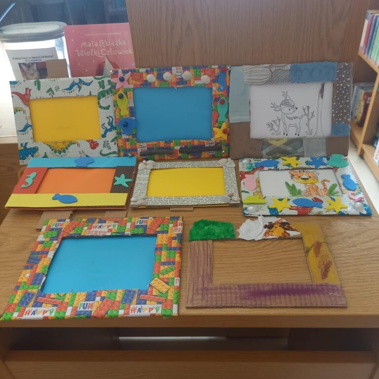 biblioteczne zajęcia dla dzieci - tworzenie ramek na zdjęcia