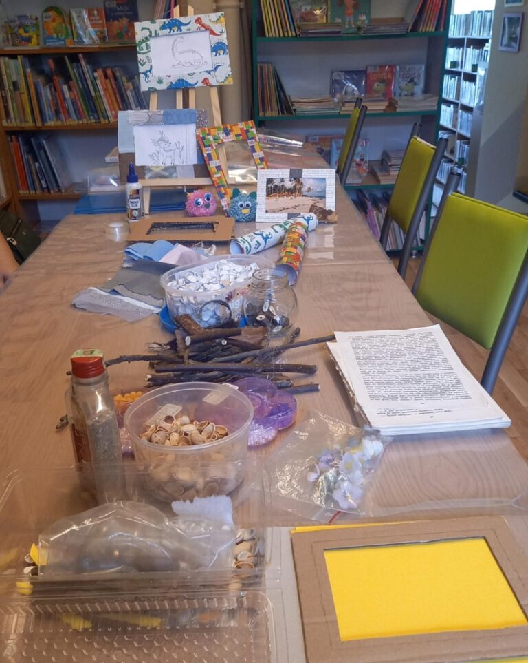 biblioteczne zajęcia dla dzieci - tworzenie ramek na zdjęcia
