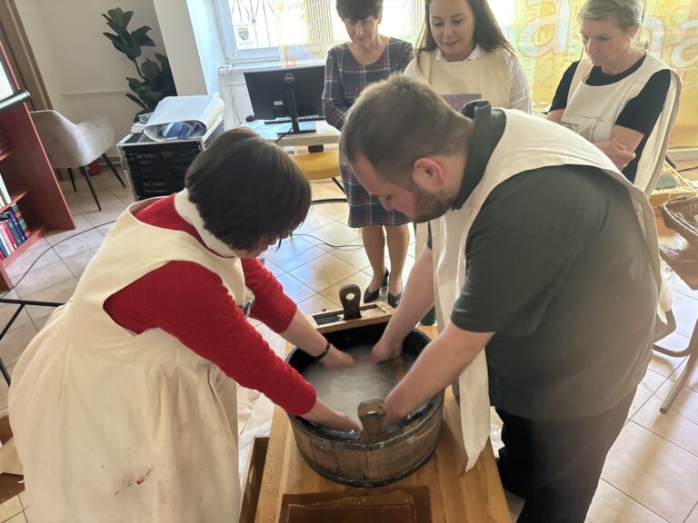 warsztaty czerpania papieru