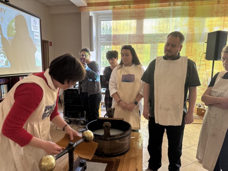 warsztaty czerpania papieru