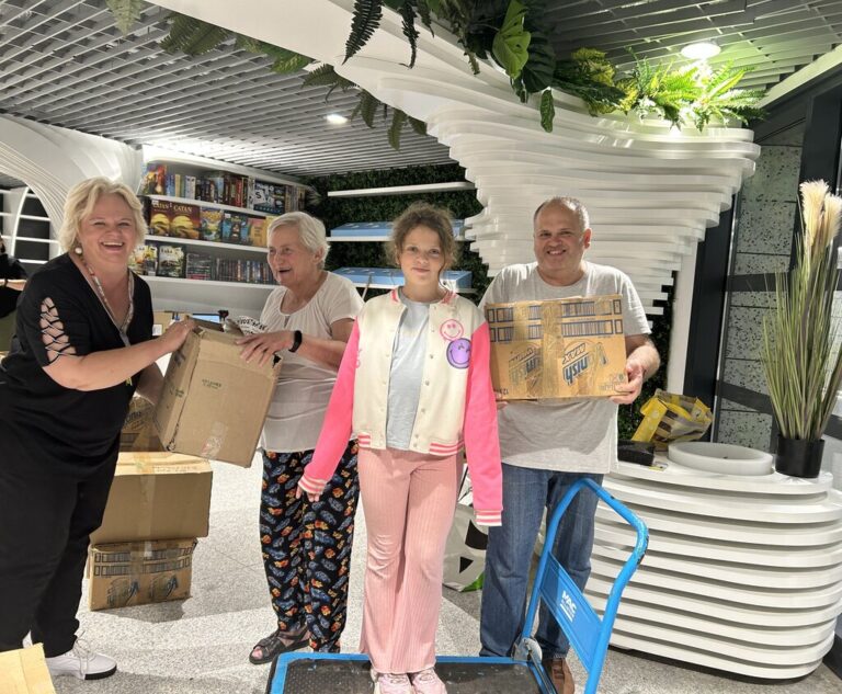 Metroteka - Zespół biblioteki na Targówku z kartonami wypełnionymi książkami