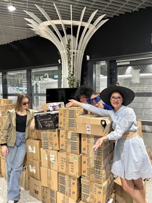 Metroteka - Zespół biblioteki na Targówku z kartonami wypełnionymi książkami