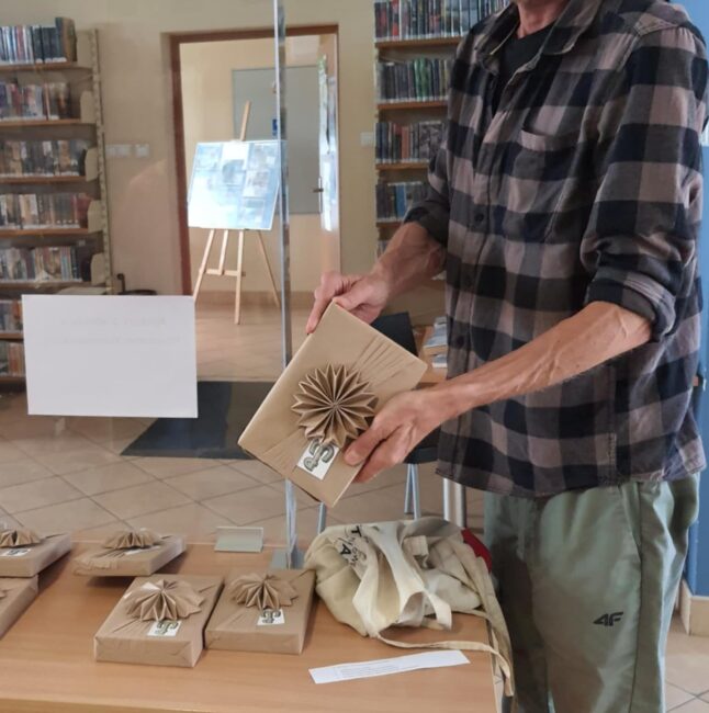 nagrody książkowe dla uczestników konkursu wiedzy o powstaniu warszawskim