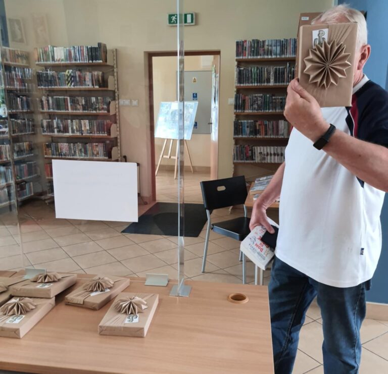 nagrody książkowe dla uczestników konkursu wiedzy o powstaniu warszawskim