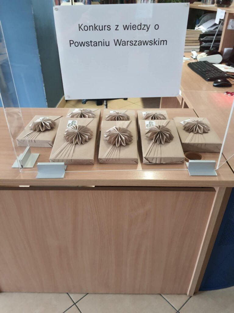 nagrody książkowe dla uczestników konkursu wiedzy o powstaniu warszawskim