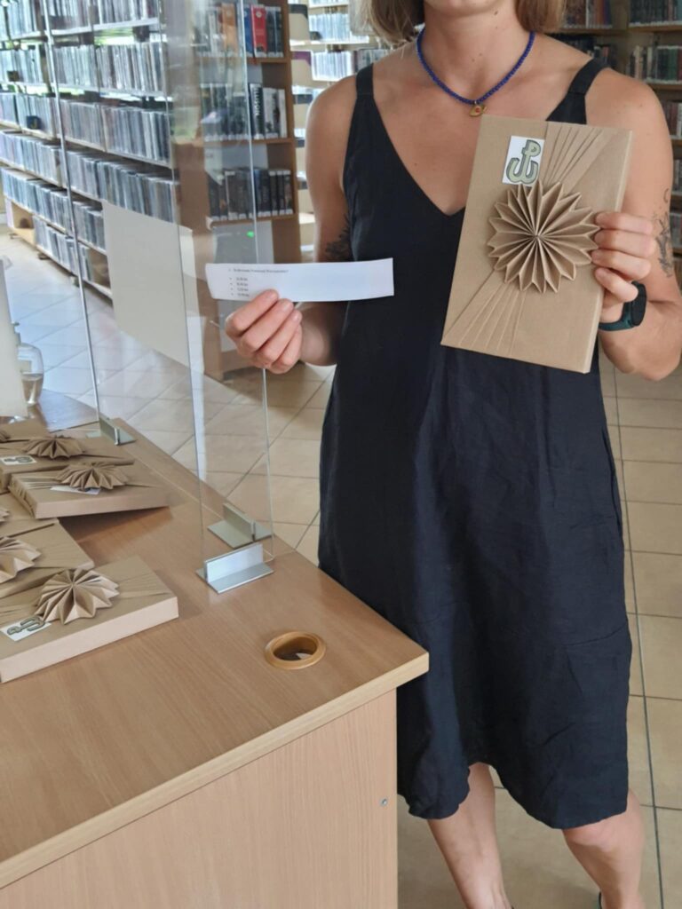 nagrody książkowe dla uczestników konkursu wiedzy o powstaniu warszawskim