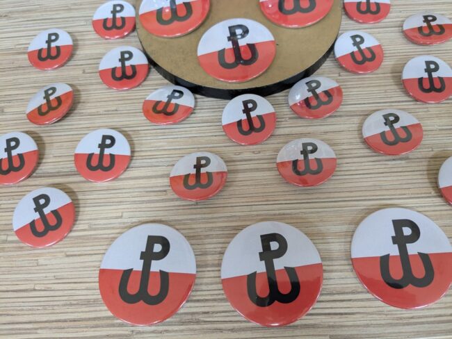 tworzenie przypinek upamiętniających powstanie warszawskie