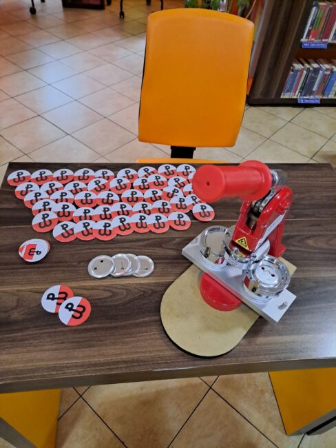 tworzenie przypinek upamiętniających powstanie warszawskie