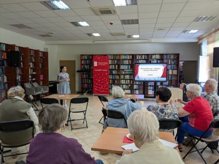 wspólne oglądanie nagranych wywiadów z Powstańcami