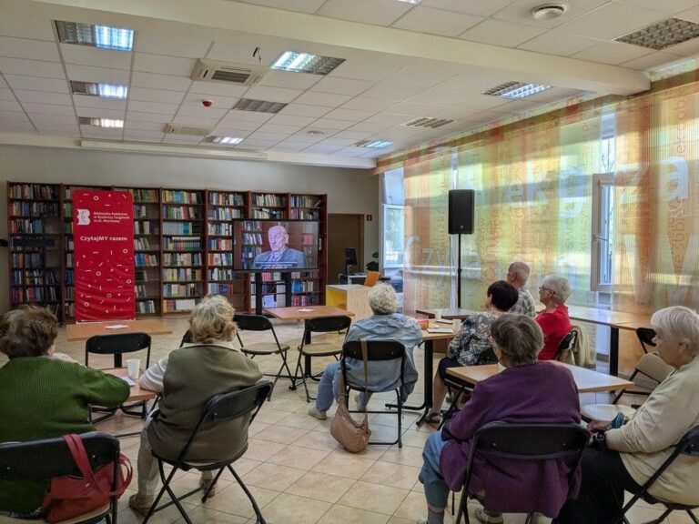 wspólne oglądanie nagranych wywiadów z Powstańcami