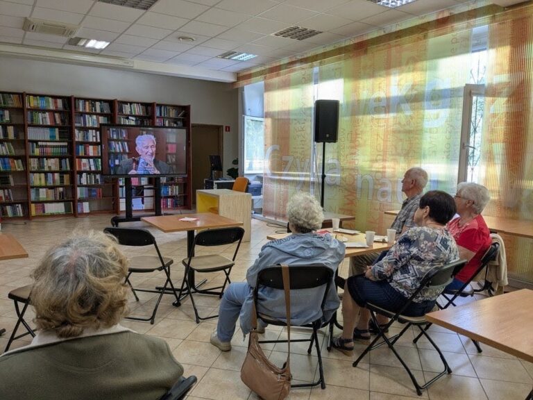 wspólne oglądanie nagranych wywiadów z Powstańcami