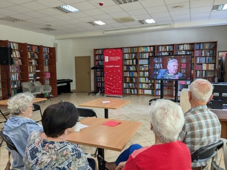 wspólne oglądanie nagranych wywiadów z Powstańcami