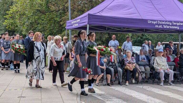 złożenie wieńców pod pomnikiem Reduty Bródnowskiej - 81 rocznica powstania warszawskiego