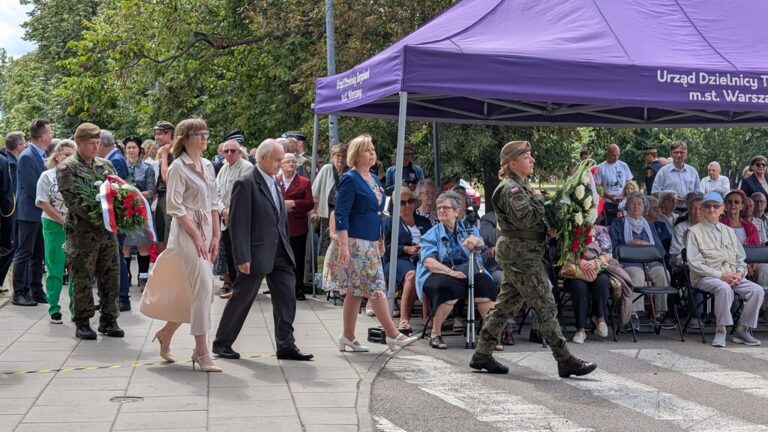 złożenie wieńców pod pomnikiem Reduty Bródnowskiej - 81 rocznica powstania warszawskiego