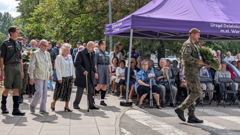 złożenie wieńców pod pomnikiem Reduty Bródnowskiej - 81 rocznica powstania warszawskiego