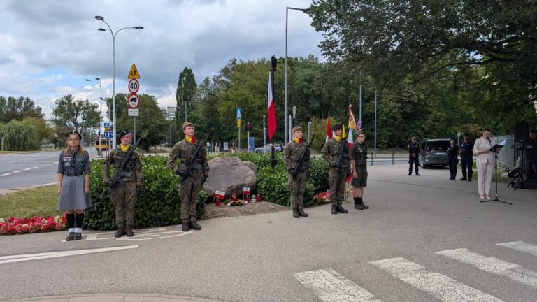 złożenie wieńców pod pomnikiem Reduty Bródnowskiej - 81 rocznica powstania warszawskiego