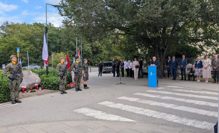 złożenie wieńców pod pomnikiem Reduty Bródnowskiej - 81 rocznica powstania warszawskiego