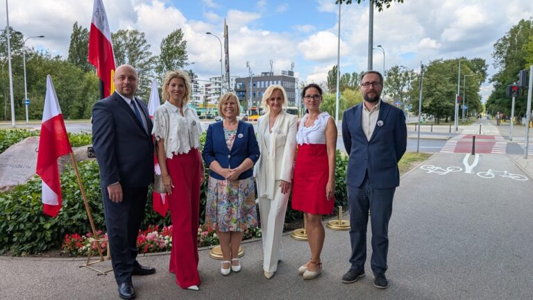 złożenie wieńców pod pomnikiem Reduty Bródnowskiej - 81 rocznica powstania warszawskiego