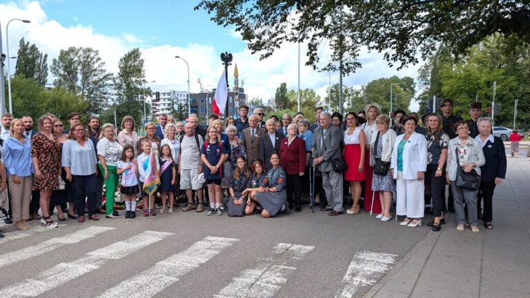 złożenie wieńców pod pomnikiem Reduty Bródnowskiej - 81 rocznica powstania warszawskiego