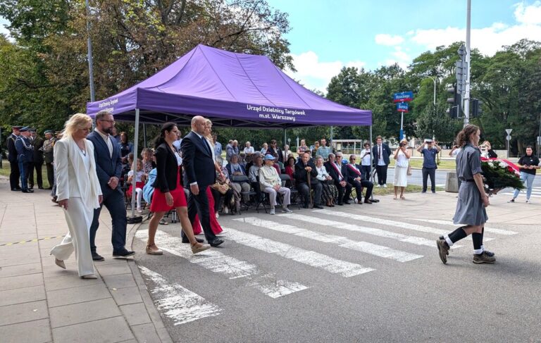 złożenie wieńców pod pomnikiem Reduty Bródnowskiej - 81 rocznica powstania warszawskiego