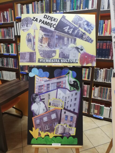 Kolaże zdjęć wystawy „Targówek. Wspomnienia do ocalenia” wystawione na sztaludze na tle regałów w Czytelni Naukowej nr I im. Janiny Englert.