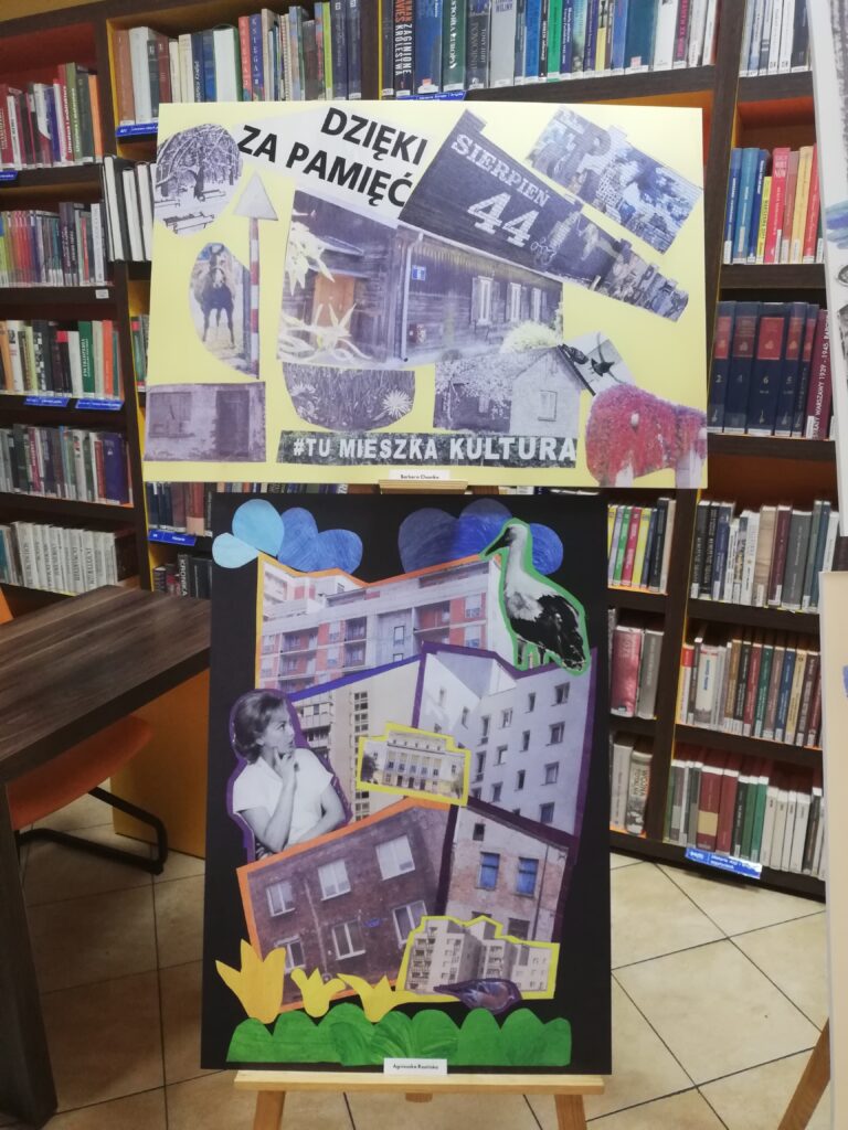 Kolaże zdjęć wystawy „Targówek. Wspomnienia do ocalenia” wystawione na sztaludze na tle regałów w Czytelni Naukowej nr I im. Janiny Englert.