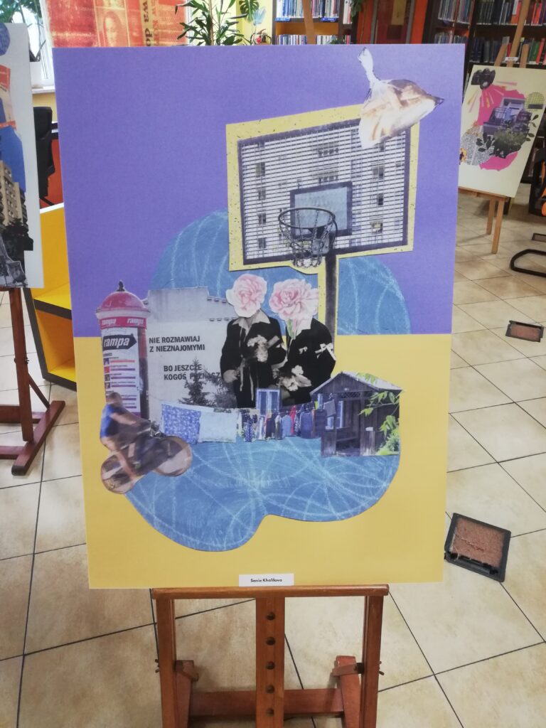 Kolaże zdjęć wystawy „Targówek. Wspomnienia do ocalenia” wystawione na sztaludze na tle regałów w Czytelni Naukowej nr I im. Janiny Englert.