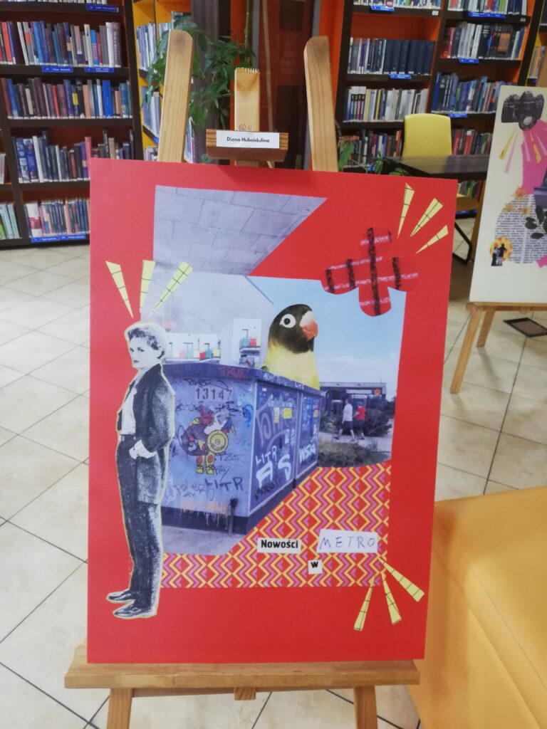 Kolaże zdjęć wystawy „Targówek. Wspomnienia do ocalenia” wystawione na sztaludze na tle regałów w Czytelni Naukowej nr I im. Janiny Englert.