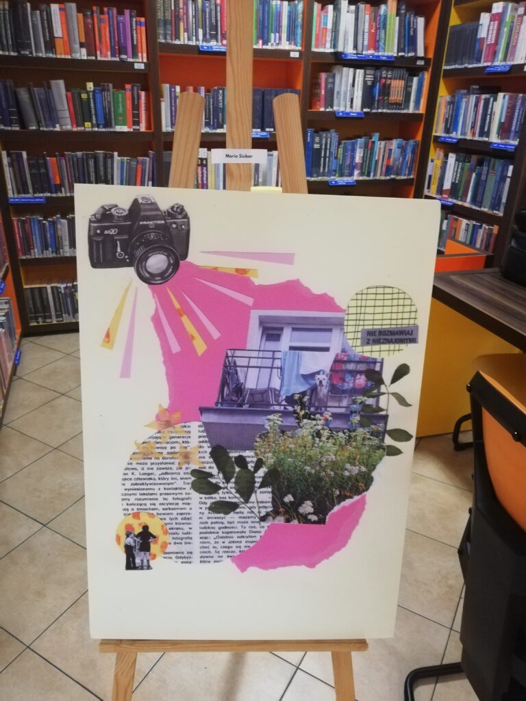 Kolaże zdjęć wystawy „Targówek. Wspomnienia do ocalenia” wystawione na sztaludze na tle regałów w Czytelni Naukowej nr I im. Janiny Englert.