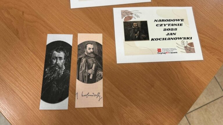 uczniowie szkoły podstawowej czytają w bibliotece fraszki Jana Kochanowskiego