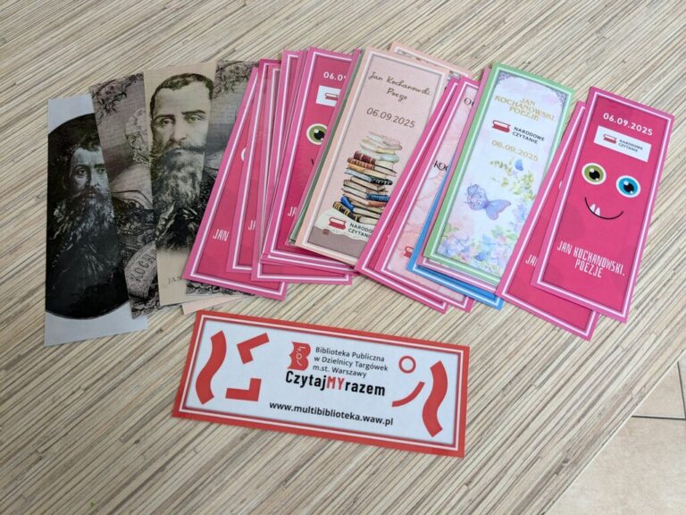 uczniowie szkoły podstawowej czytają w bibliotece fraszki Jana Kochanowskiego