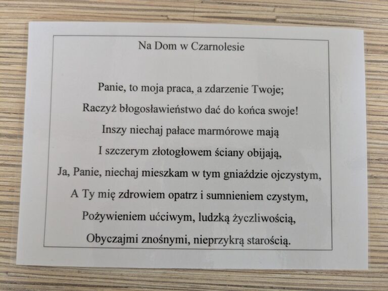 uczniowie szkoły podstawowej czytają w bibliotece fraszki Jana Kochanowskiego