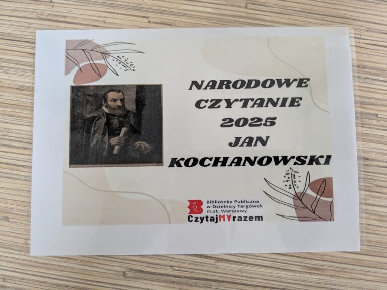 uczniowie szkoły podstawowej czytają w bibliotece fraszki Jana Kochanowskiego