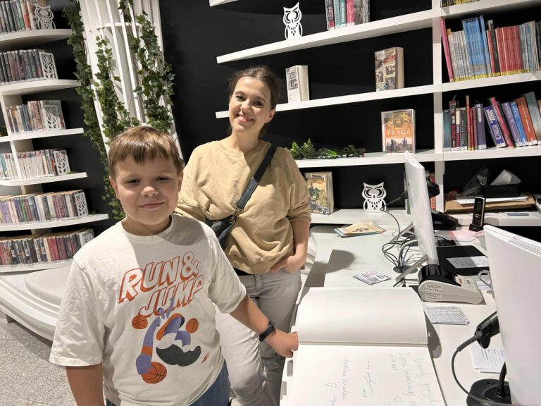 Stefan - czytelnik, który wypożyczył 3-tysięczną książkę w Metrotece