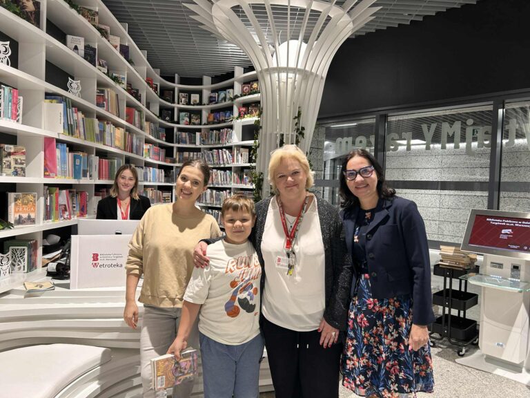 Stefan - czytelnik, który wypożyczył 3-tysięczną książkę w Metrotece