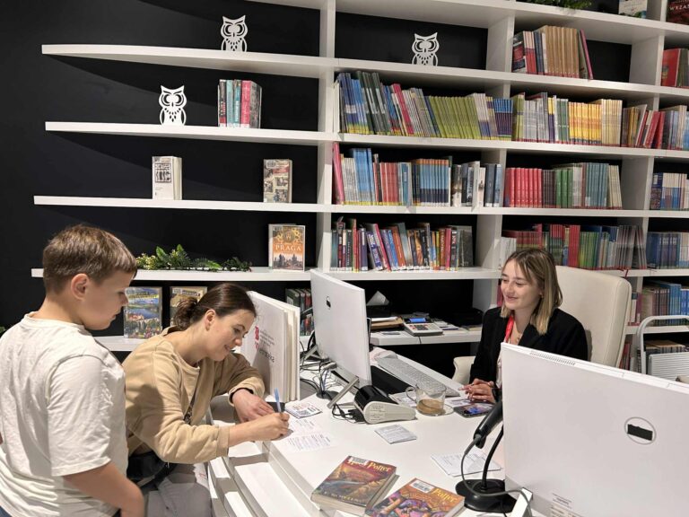 Stefan - czytelnik, który wypożyczył 3-tysięczną książkę w Metrotece