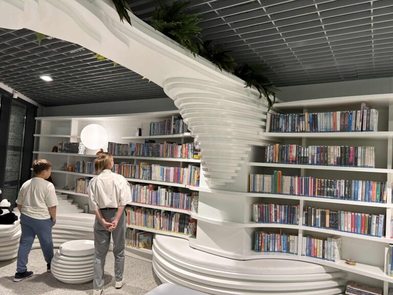 Stefan - czytelnik, który wypożyczył 3-tysięczną książkę w Metrotece