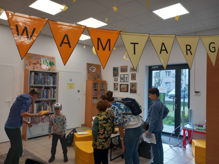 gra miejska - uczestnicy wykonują zadania w bibliotece