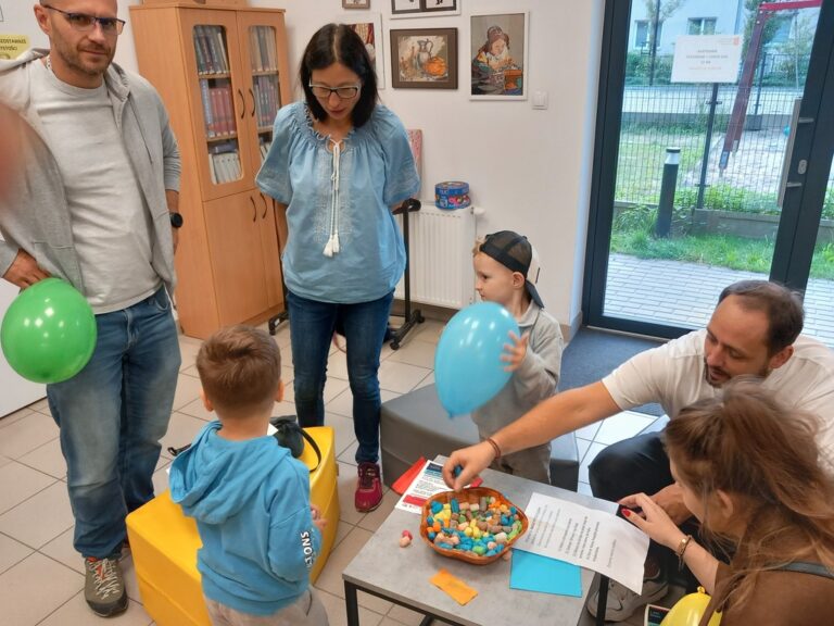 gra miejska - uczestnicy wykonują zadania w bibliotece